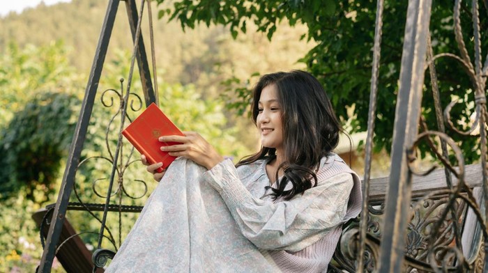 4 Ciri Kepribadian Orang yang Suka Membaca Buku Fisik