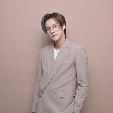 Aktor Thailand Oat Pasarkorn Bikin Fans Heboh Usai Ikut Tren 'Kicau Mania'