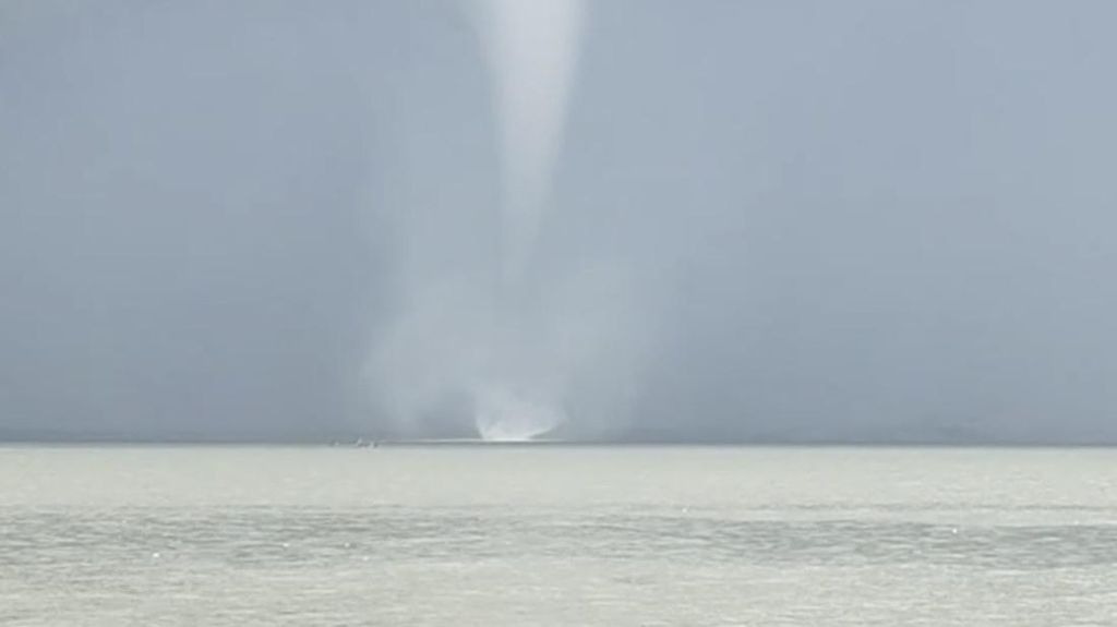 'Waterspout' bak Tornado Muncul di Suramadu, Ini Kata BMKG