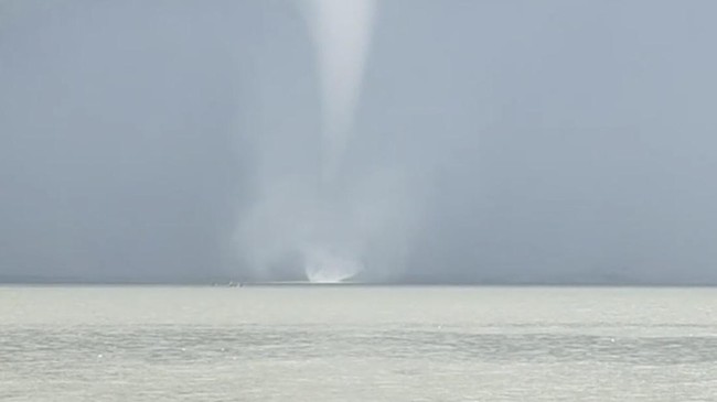 Fenomena waterspout muncul di perairan Jembatan Suramadu dan viral di media sosial. BMKG menjelaskan penyebab dan meminta masyarakat menjaga keselamatan.