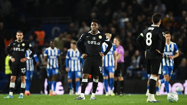 Chelsea kalah 0-3 dari Brighton di Liga Inggris, menandai kekalahan keempat berturut-turut tanpa gol. Harapan lolos ke Liga Champions semakin menipis.
