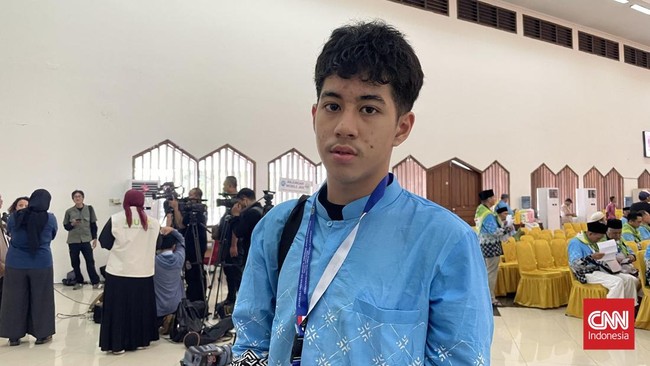 Yazid Rizky Bahri, 14 tahun, jemaah calon haji termuda dari Jakarta, berangkat menggantikan ayahnya. Ia mempersiapkan diri dengan belajar tata cara haji.