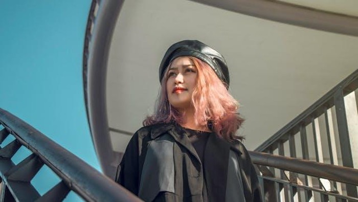 6 Ciri Kepribadian Orang yang Suka Mewarnai Rambutnya dengan Warna Ceria Menurut Psikologi