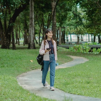 Cukup 10 Menit! Ini 6 Manfaat Jalan Kaki Setelah Makan Menurut Ahli