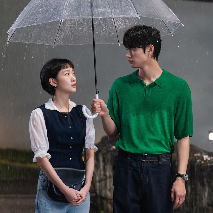 <p>Di bawah payung dan rintik hujan, adegan romantis Kim Go Eun dan Kim Jae Won dalam&nbsp;drama Korea <em>Yumi's Cells 3</em> ini terlihat sangat mendebarkan. Pada potret ini, menampilkan Kim Jae Won yang rela basah-basahan demi memayungi Kim Go Eun, Bunda. (Foto: Instagram @tving.official)</p>