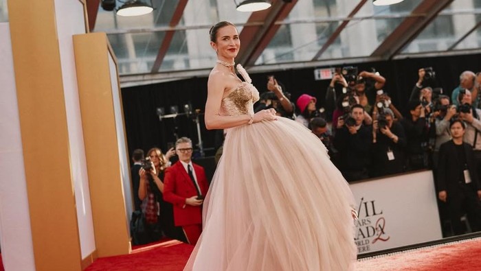 Emily Blunt mengenakan rancangan Schiaparelli di world premiere The Devil Wears Prada 2