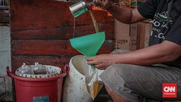 FOTO: Harga Minyak Goreng Melangit Akibat Jeratan Biaya Plastik