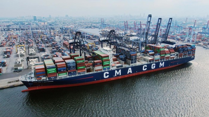 Freight forwarder mengatur perjalanan barang dari asal ke tujuan, termasuk dokumen dan transportasi.