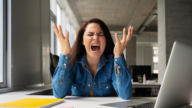 Cara menghadapi atasan yang sering bikin emosi