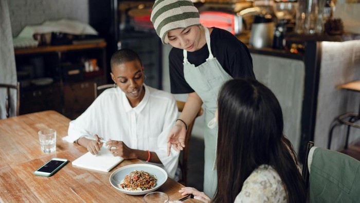 Menghargai orang lain. Mereka memperlakukan semua orang dengan setara dan hormat.