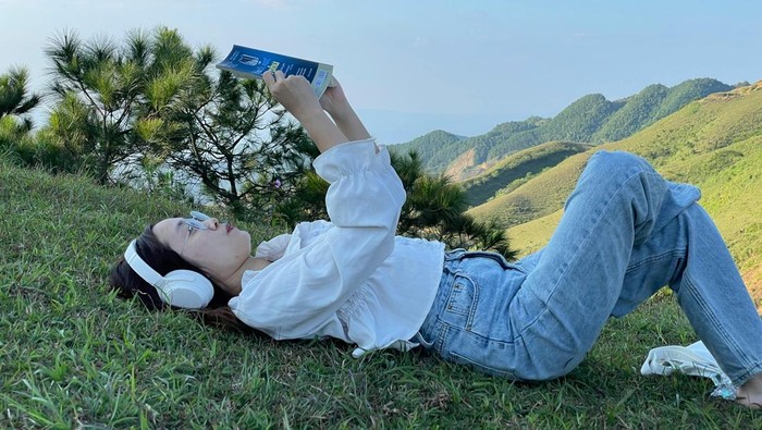 Orang yang suka membaca buku fisik menikmati detail