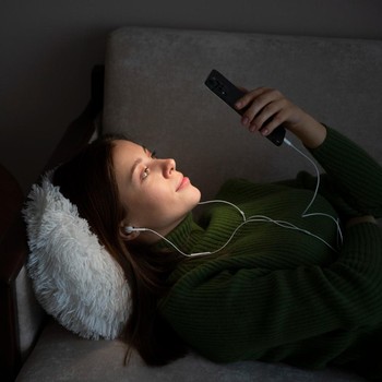 4 Rekomendasi Lagu Indonesia 'Tenang' untuk Atasi Pikiran Berisik di Malam Hari