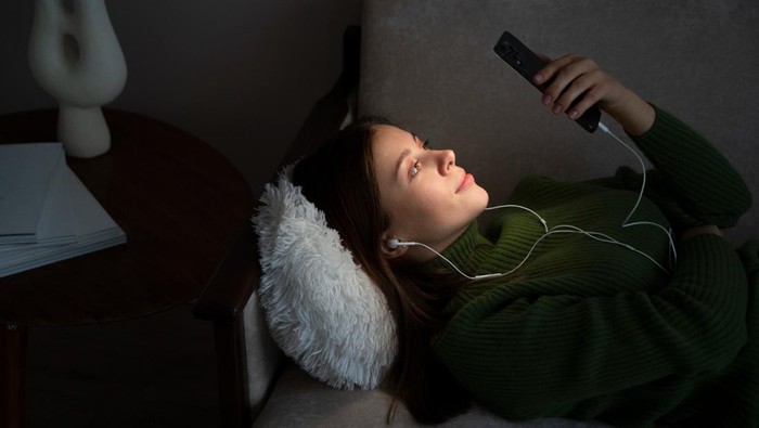 4 Rekomendasi Lagu Indonesia 'Tenang' untuk Atasi Pikiran Berisik di Malam Hari