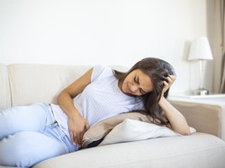 Benarkah Minum Air Hangat Bisa Meredakan Nyeri Haid? Begini Penjelasannya