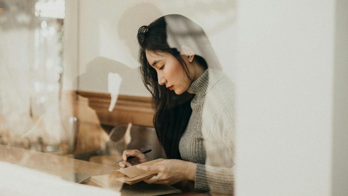 Mementingkan pendidikan. Orang dengan mindset kelas atas punya rasa ingin tahu dan akan terus belajar