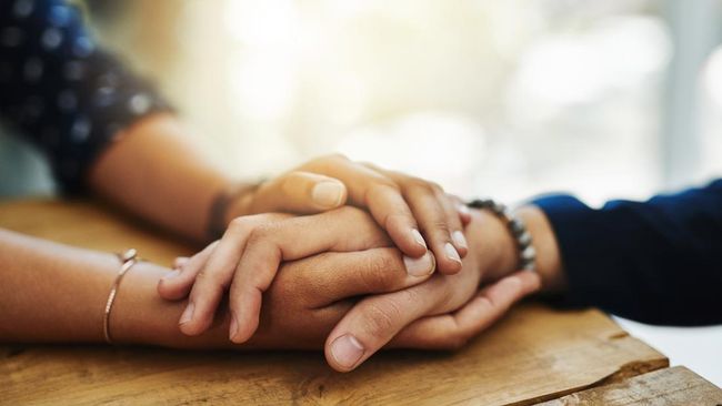 Hindari Ucap "Yang Kuat Ya!", Pakar Sarankan Kalimat Terbaik untuk Orang Berduka