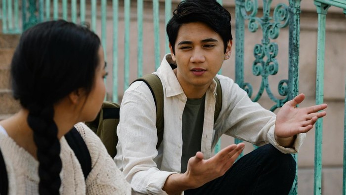 Menyembunyikan kebenaran. Tidak bersikap jujur walaupun tidak mengenakan.