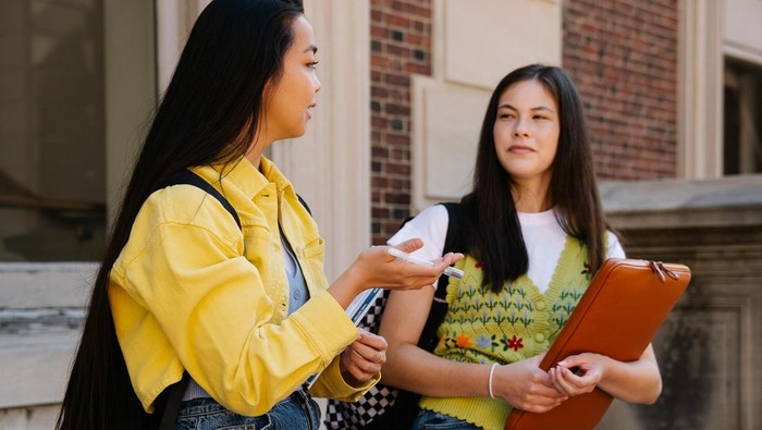 Tidak konsisten. Orang yang tidak bisa dipercaya melupakan apa yang benar sehingga ucapannya tidak konsisten.