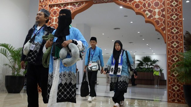 Tiga kloter perdana jemaah haji Indonesia tiba di Madinah dengan layanan Makkah Route yang cepat dan tertib. Jemaah disambut hangat dan akomodasi nyaman.