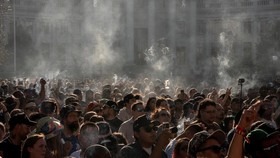 FOTO: Kabut Asap Ganja 'Selimuti' Denver Saat Perayaan Festival 4/20