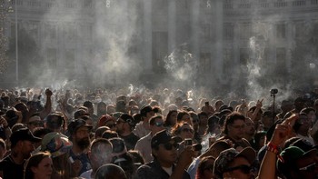 FOTO: Kabut Asap Ganja 'Selimuti' Denver Saat Perayaan Festival 4/20