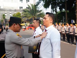 Kapolda Metro Serahkan Pin Emas Kapolri ke Personel Pengungkap 516 Kg Sabu
