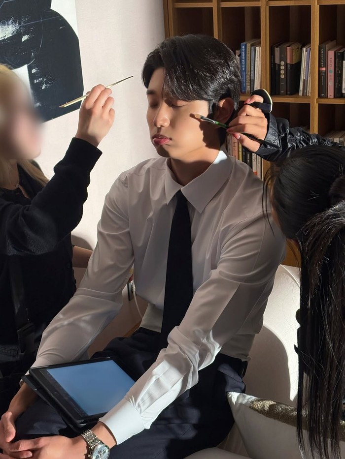 Ketika di malam hari, semua selnya akan terbangun dan meningkatkan daya energi Shin Soon Rok untuk melakukan berbagai kegiatan menyenangkan seperti memasak, mendengarkan musik, menonton acara TV, dan membaca./ Foto: instagram.com/official_kimjaewon