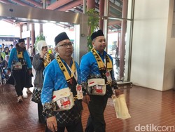 Ratusan Jemaah Haji Kloter 1 Embarkasi Banten Tiba di Bandara Soekarno Hatta