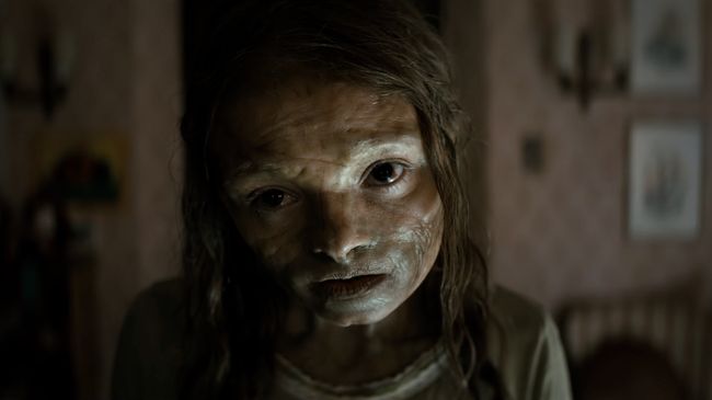 Review Film Lee Cronin's The Mummy: Sebagai film reimajinasi kisah klasik, film ini kreatif. Namun dari sudut pandang penggemar The Mummy, film ini 'kurang'.