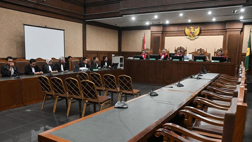 Sidang Korupsi Chromebook: Tim Hukum Nadiem Makarim Kompak Absen, Persidangan Ditunda