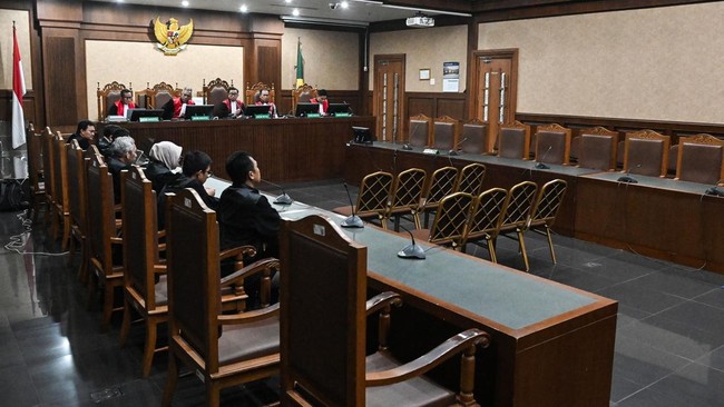 Pengadilan Negeri Jakarta Pusat menanggapi ketidakhadiran tim hukum Nadiem Makarim dalam sidang korupsi Chromebook, menegaskan proses hukum tetap berjalan.