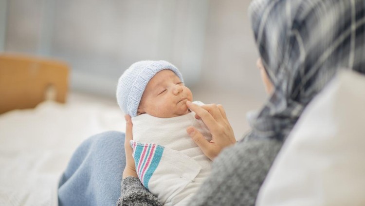 Mengenal Tahnik Bayi dalam Islam dan Penjelasan Medis Kedokteran