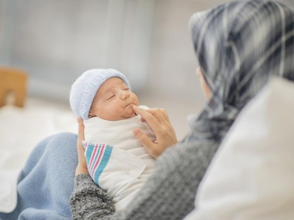 Mengenal Tahnik Bayi dalam Islam dan Penjelasan Medis Kedokteran
