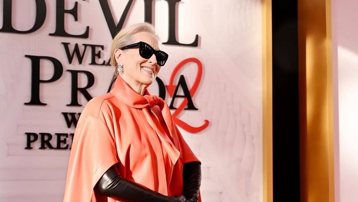 Meryl Streep mengenakan busana rancangan Givenchy di world premiere The Devil Wears Prada 2