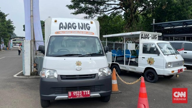 Panitia Haji Pondok Gede siapkan mobil 'ajag-ijig' untuk jemaah lansia dan disabilitas. Fasilitas ini mendukung kenyamanan dan keamanan selama ibadah haji.