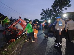 Mobil Damkar Terperosok ke Sawah Saat Menuju TKP Kebakaran di Bantul