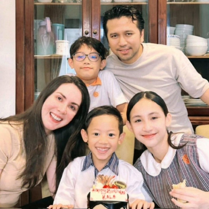 <p>Menilik dari unggahan di Instagram, perempuan berusia 32 tahun ini membagikan momen perayaan ulang tahun sang putra yang berlangsung sederhana di rumah. Di hari spesial Kalendra, Arumi dan sang suami menyiapkan kue ulang tahun yang bertuliskan "<em>Happy Birthday</em> Kale". (Foto: Instagram @arumibachsin_94)</p>