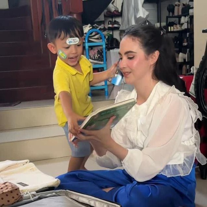 <p>Tidak hanya itu, Arumi juga menuliskan ucapan manis sekaligus doa untuk sang putra tercinta. "Selamat ulang tahun kelima Kalendra sayang. Semoga Kale selalu sehat, bahagia, dan segala hal terbaik untuk Kalendra. Sayang kamu, Papa, Mama, Kakak Keisha, Kakak Qeinan. 20 April 2026," ungkap Arumi, dikutip dari akun Instagram <em>@arumibachsin_94.</em> (Foto: Instagram @arumibachsin_94)</p>