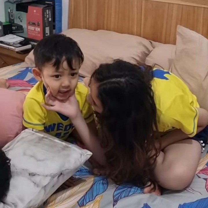 <p>Mengintip dari beberapa unggahan di Instagram, tampaknya Kalendra sangat akrab dengan sang kakak, Lakeisha. Pada momen ini, mereka tengah <em>quality time</em> bersama di hari libur. "<em>Weekend</em> saatnya bocil pada ngumpul dan berantakin kamar mama papanya, nih. Rukun terus sampai nanti selamanya yaa anak-anakku sayang," tulis Arumi. (Foto: Instagram @arumibachsin_94)</p>