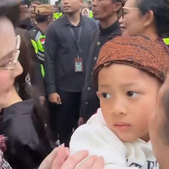 <p>Di usianya yang kini sudah menginjak lima tahun, Kalendra tumbuh semakin aktif dan kerap tampil ceria di setiap kesempatan. Bahkan, tak jarang ia menemani sang Bunda yang tengah bertugas di lapangan. Seperti pada momen ini, Kalendra diajak Bundanya untuk melihat pawai Ogoh-ogoh, beberapa waktu lalu. "Kali ini <em>full team</em> sekalian ngajak Kalendra juga, tapi sudah bisa ditebak Kale takut lihat Ogoh-ogoh. Apalagi malah dikerjain sama bapaknya," kata Arumi. (Foto: Instagram @arumibachsin_94)</p>