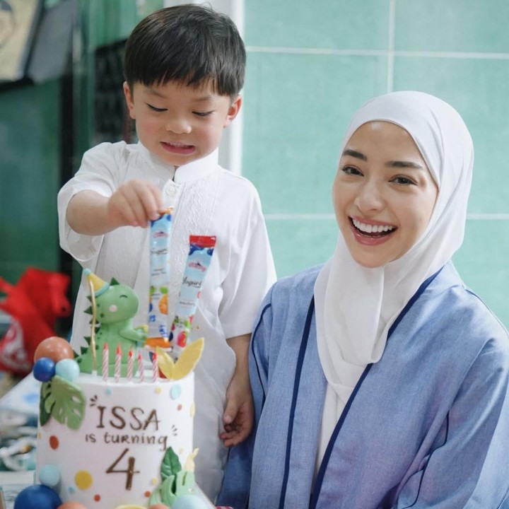 <p>Penampilan Bunda dua anak ini pun berhasil menuai banyak pujian dari warganet. Tak sedikit&nbsp;juga dari&nbsp;mereka yang menyebut parasnya semakin cantik. &ldquo;Makiin cakep banget Niki sejak pake hijab. Semoga istiqomah yaaa,&rdquo; tulis akun <em>@msdiasn****.</em> &ldquo;Masya Allah Niki makin cantik makin bercahaya semoga Istiqomah,&rdquo; tulis akun <em>@dwi.****.&nbsp;</em>(Foto: Instagram @nikitawillyofficial94)</p>