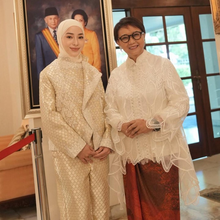 <p>Salah satu yang mencuri perhatian adalah tampilan hijabnya yang terlihat <em>simple,</em> <em>clean,</em> dan <em>effortless.</em> Namun, tetap memancarkan kesan elegan. Nikita juga tidak menambahkan aksesoris mencolok, tetapi bagian lehernya tetap tertutup rapi.&nbsp;(Foto: Instagram @nikitawillyofficial94)</p>
