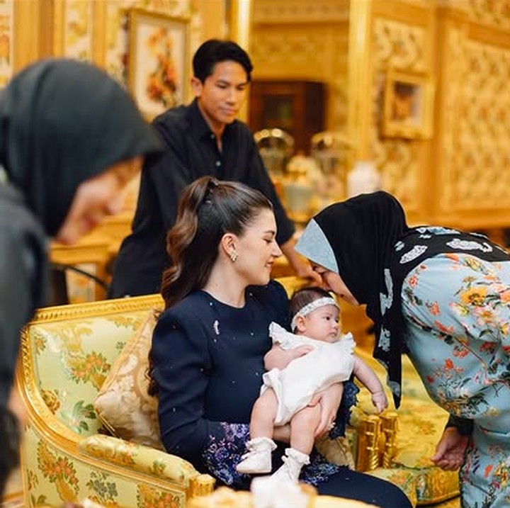 <p>Di unggahan lainnya, Pangeran Mateen menunjukkan momen spesial ketika sang putri bertemu dengan permaisuri Brunei, yakni Saleha Mohamed Alam. Sang permaisuri terlihat mencium kening cucunya yang baru saja lahir itu, Bunda. (Foto: Instagram @tmski)</p>
