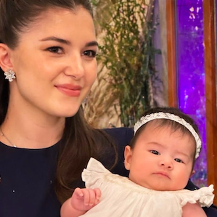 <p>Pangeran Mateen dan Anisha Rosnah resmi menikah pada 11 Januari 2025. Pada 8 Februari 2026, Kerajaan Brunei mengumumkan kabar kelahiran anak pertama sang pangeran ke publik. Tak lama setelah itu, Pangeran Mateen mengumumkan nama putrinya ini. "Zahra Mariam Bolkiah. Saya dan Anisha sangat berterima kasih kepada tim yang luar biasa di JPMC atas perawatan dan dukungan mereka yang istimewa, dan sangat berterima kasih kepada semua orang atas ucapan baiknya," tulis sang pangeran dalam <em>caption</em> unggahan ini. (Foto: Instagram @missnoorcahaya)</p>