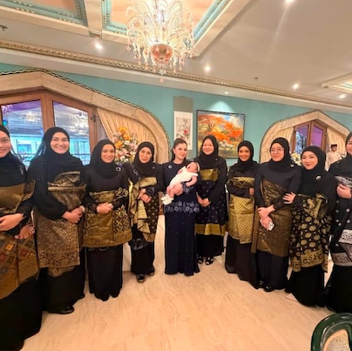 <p>Potret pertemuan baby Zahra dengan anggota Kerajaan Brunei ini baru pertama dibagikan ke publik. Sebelumnya, Pangeran Mateen hanya membagikan fotonya bersama sang istri dan putri semata wayangnya itu di Instagram. (Foto: Instagram @missnoorcahaya)</p>