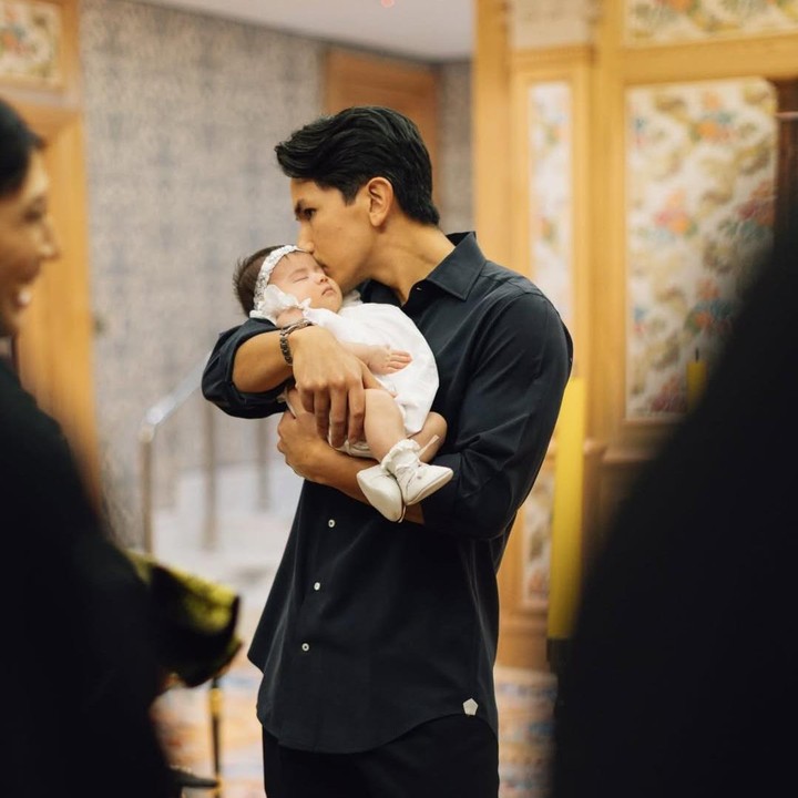 <p>Pangeran Abdul Mateen kembali membagikan momen kebersamaan dengan putrinya Zahra Mariam Bolkiah. Berbeda dari sebelumnya, Pangeran Mateen membawa sang putri untuk bertemu dengan keluarga Kerajaan Brunei Darussalam. (Foto: Instagram @tmski)</p>
