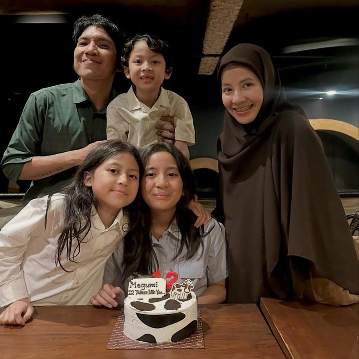 <p>Natasha Rizky dan Desta resmi bercerai pada Juni 2023. Meski telah berpisah, keduanya tetap menjalin hubungan baik, Bunda. Baru-baru ini, keduanya kompak merayakan ulang tahun anak pertama mereka yang bernama Megumi. Desta sendiri pernah mengungkap soal hubungannya dengan mantan istri yang tetap akur setelah cerai. "Gue sama Caca (Natasha Rizky) hubungannya sangat baik sekali. Misalnya ada apa-apa, pasti selalu masih gue. Gue masih orang pertama yang belain dia. Dia ada kesusahan apa, pasti gua yang pertama maju," kata Desta, dikutip dari <em>YouTube Jeda Nulis. HaiBunda</em> telah meminta izin untuk mengutip konten ini. (Foto: Instagram @desta80s)</p>