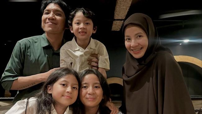 Sudah Cerai, 7 Potret Artis Tetap Kompak Dengan Mantan Pasangan Demi Anak