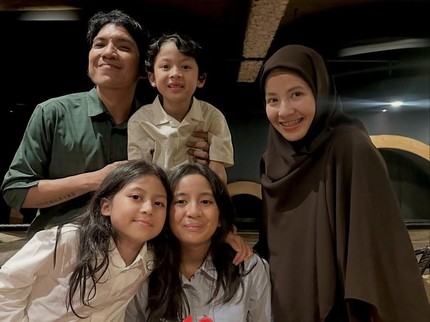 Sudah Cerai, 7 Potret Artis Tetap Kompak dengan Mantan Pasangan Demi Anak