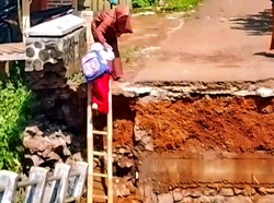 Jembatan Putus Akibat Banjir, Pelajar di Sukabumi Panjat Tangga Bambu